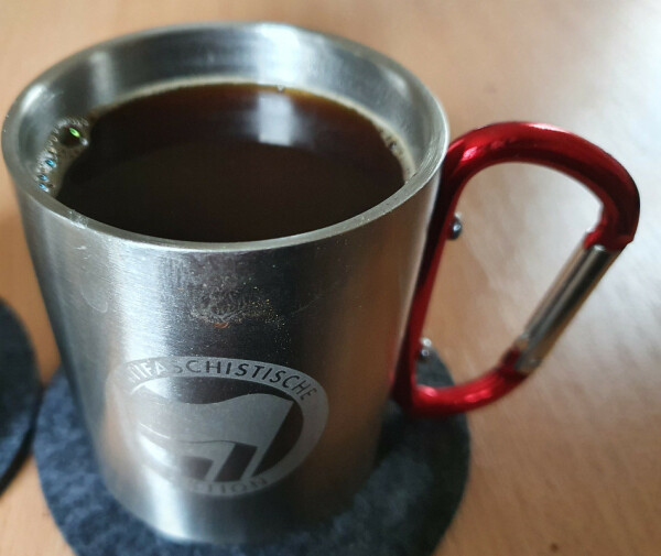 Becher Kaffee mit Antifa-Logo 