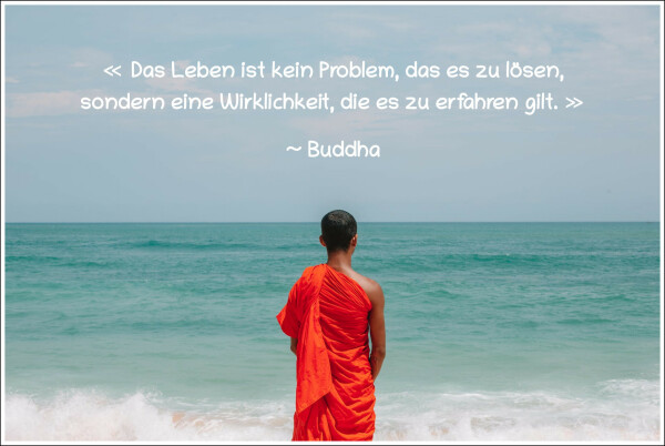 Bildbeschreibung: 
Ein buddhistischer Mönch an einem Strand mit Blick auf das weite Meer.

