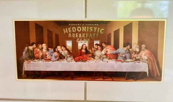 Das Bild "Das letzte Abendmahl" von Leonardo da Vinci. Vor Jesus liegt ein Hummer und die Teller auf dem Tisch sind mit weiteren Leckereien gefüllt. Darüber steht "Hedonistic Breakfast Club"