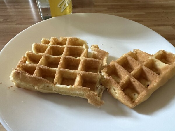 Eine frisch gebackene Waffel auf einem Teller. 