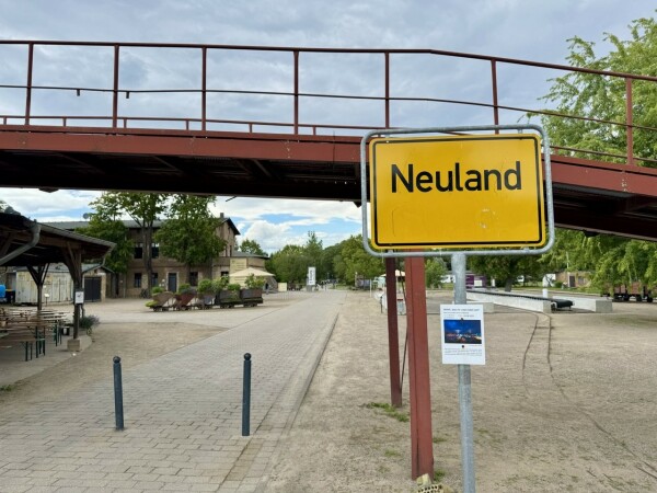 das "neuland"  schild vom ziegeleipark eingang. 