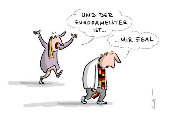 Eine Karikatur zeigt zwei Personen: Die erste Person hat die Arme in die Luft gerissen und sagt: „Und der Europameister ist ...“. Die zweite Person läuft mit gesenktem Kopf, sie trägt einen Schal in Deutschland-Flaggen-Farben und eine Deutschland-Fahne in der Hand und antwortet: „... mir egal“