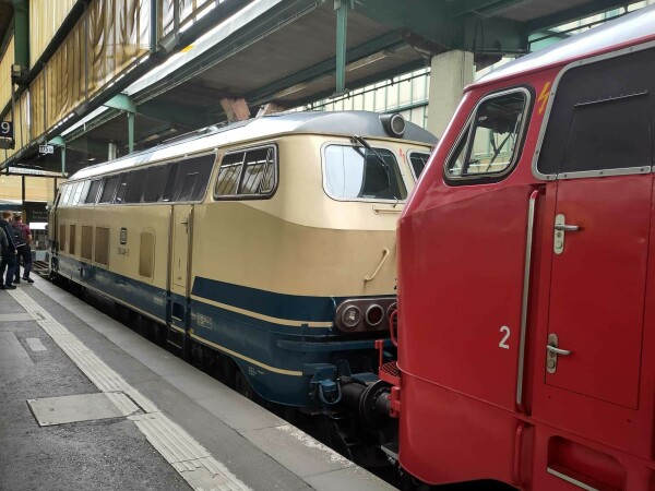 Zwei Diesellokomotiven der BR 218 im Stuttgarter Kopfbahnhof.