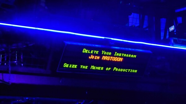 Display in dunklem Nachtclub mit grünen Buchstaben" Delete Your Instagram
Join MASTODON

Seize the Memes of Production.