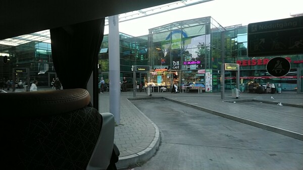 Blick aus den Bus auf den ZOB Hamburg.