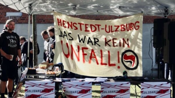 Foto: Transparent "Henstedt-Ulzburg - Das war kein Einzelfall" (tatorthenstedtulzburg.noblogs.org)