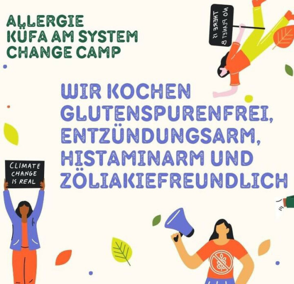 Links oben steht in grüner Schrift auf weißem Hintergrund „Allergie KüFa am System Change Camp“. Darunter steht in lila Schrift „Wir kochen glutenfrei, Entzündungsarm, histaminarm und zöliakiefreundlich“. In den Ecken rechts und links unten, sowie rechts oben befinden sich Illustrationen von Menschen.