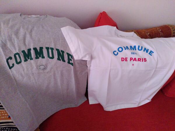 Zwei T-Shirts des Labels Commune de Paris 1871