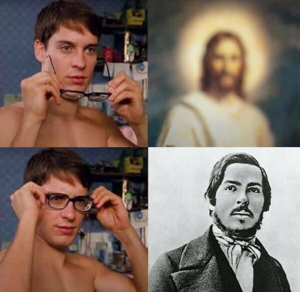 Tobey Maguire-Brillen-Meme: Tobey links oben, wie er im Begriff ist seine Brille aufzusetzen. Rechts daneben sehr unscharf: Jesus. Tobey links unten mit aufgesetzter Brille – rechts erkennt er nun scharf: Friedrich Engels.