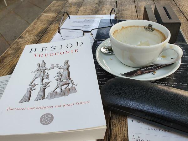 Hesiods Theogonie, Brille, Tasse Kaffee (leer) 