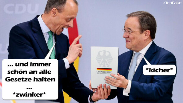 Fake Bild, in dem F. Merz A. Laschet eine Ausgabe des Grundgesetzes überreicht mit den Worten "... und immer schön an alle Gesetze halten ... *zwinker*". A- Laschet zwinkert zurück.