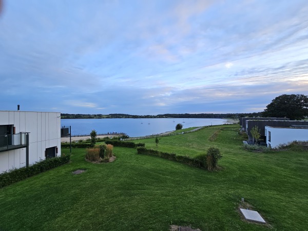 Blick auf den See der als Stausee für ein Pumpspeicherkraftwerk dient. 