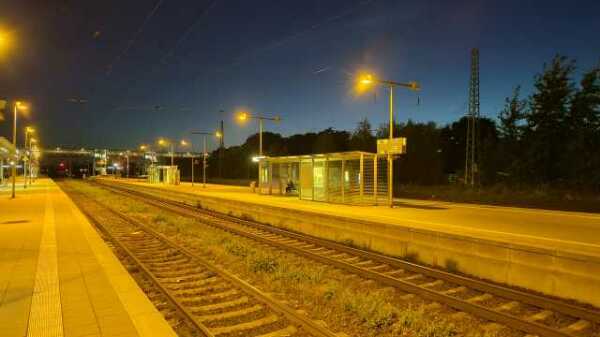 Bahnhof Buchholz bei Nacht. Blick auf die Gleise.