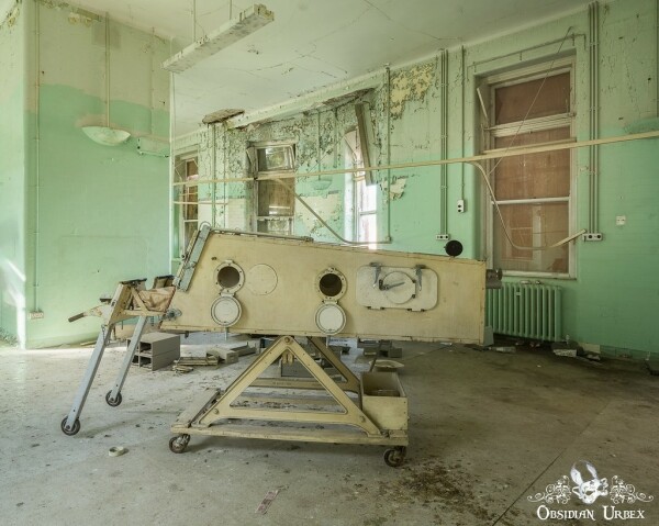 photo of old iron lung