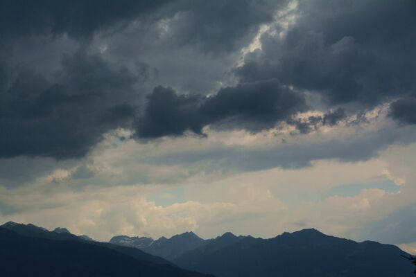 Himmel mit Gewitterwolken, Bergpanorama im Dunkeln