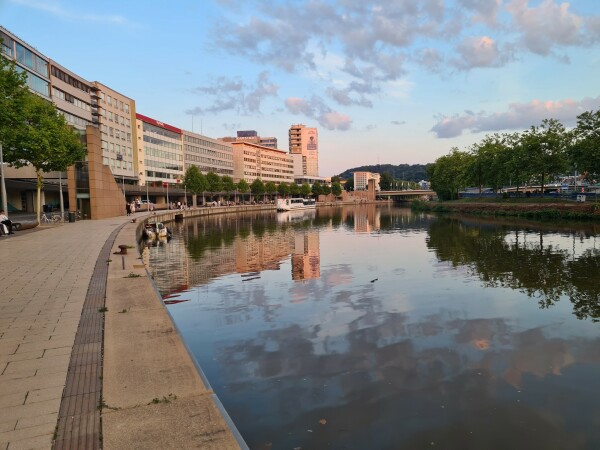 Skyline von Saarbrücken mit Saar im Vordergrund