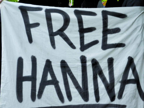 Weißer Banner. Schwarz in Großbuchstaben „free Hanna“ 