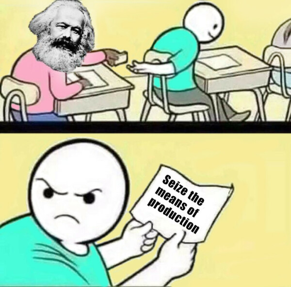 Marx im Klassenzimmer gibt einen Spickzettel nach vorne. Der Schüler vor ihm, Teil der bürgerlichen Gesellschaft, faltet ihn auseinander, liest: Seize the means of production — und ärgert sich.