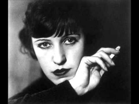 Lotte Lenya mit Zigarette 