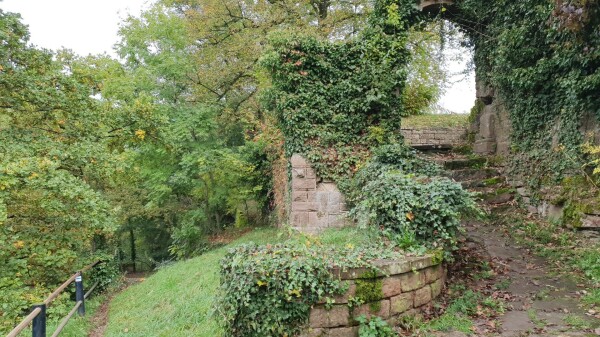 Eingang zur Burgruine Reichenstein