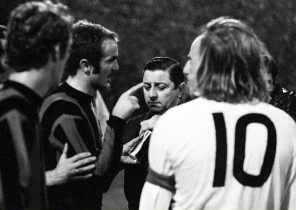 Alessandro Mazzola (Inter Mailand) hält das Corpus delicti in der Hand und beschwert sich bei Referee Jef Dorpmans. Mit dem Rücken zur Kamera verfolgt Gladbachs Kapitän Günter Netzer die Szene. 