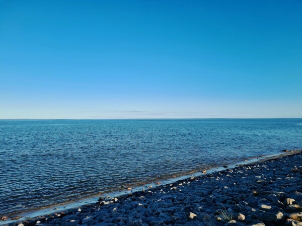 Blauer Himmel, Ostsee, Steinstrand