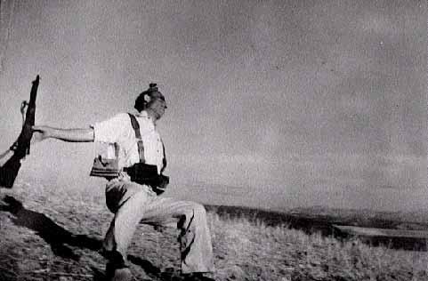 Loyalistischer Soldat im Moment seines Todes (1936) 
Foto: Robert Capa 