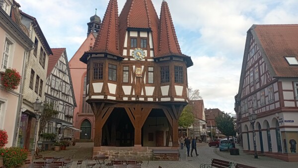 Ein altes Haus mit Spitzdach, die untere Etage gibt es eigentlich nicht, nur Balken stützen die erste Etage