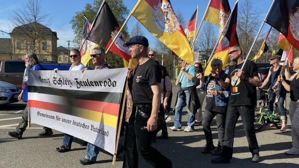 Im Bild: "Reichsbürger" demonstrieren in Gera.