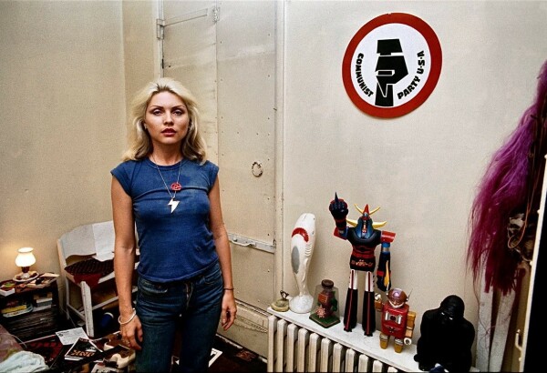 Debbie Harry 1976 in ihrem Loft, fotografiert von ihrem Freund, dem Blondie-Gitarristen Chris Stein