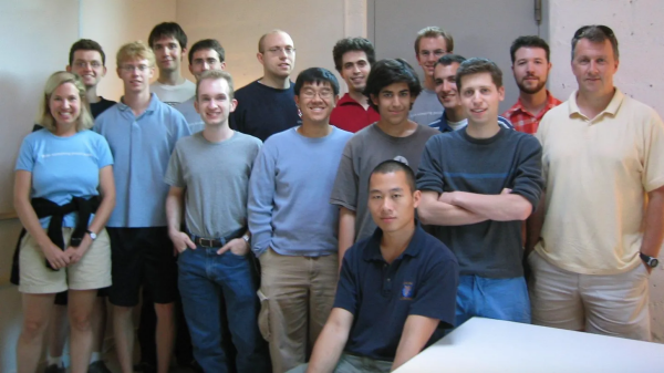 old photograph of with many young people of YCombinator’s first cohort (2007)