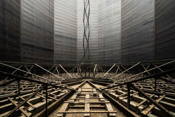 octagonal room with metal stuts leading to the middle. A ladder extends upwards