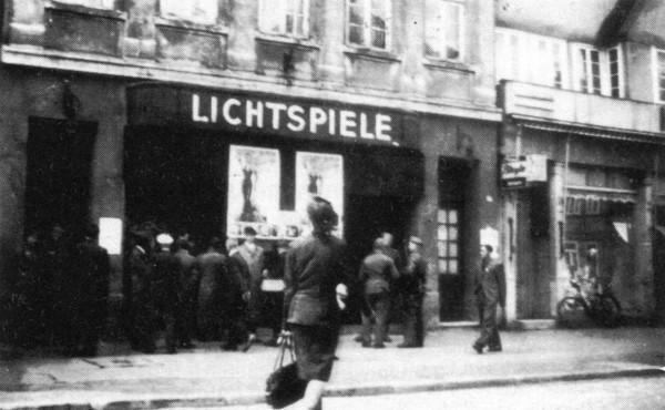 Schlange vor der Kasse der Lichtspiele in der Langen Straße 55 in Nienburg/Weser im Jahr meiner Geburt 