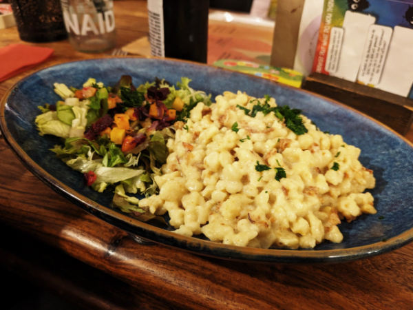 Cheezespätzle mit Salat.