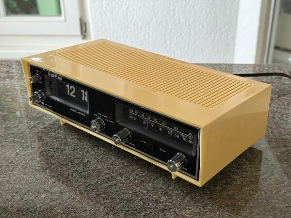 Ein alter Radiowecker, Model RD 500. Ansicht von vorne links.