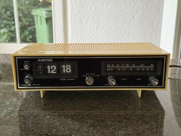 Ein alter Radiowecker, Model RD 500. Ansicht von vorne.