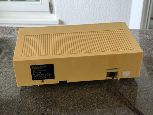 Ein alter Radiowecker, Model RD 500. Ansicht von vorne hinten. Das Typenschild ist sichtbar.