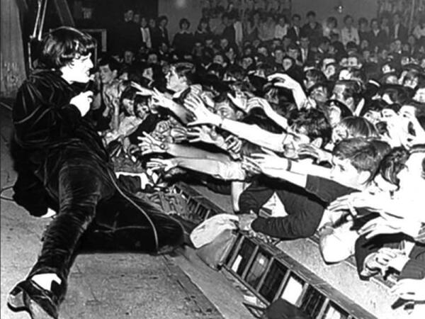 P.J. Proby ca.1964 vor kreischenden Fans auf der Bühne 