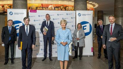 Foto zeigt Friede Springer bei der Verleihung des ‚Freiheitspreises‘ der FDP-nahen Friedrich Naumann Stiftung für - ich zitiere - „die Förderung von Toleranz und gesellschaftlichem Zusammenhalt in Deutschland“… ausgerechnet die Eignerin der gesellschaftsspaltenden BILD

Friede Springer ist auf dem Foto umringt von Männern. Darunter natürlich #Lindner und #Döpfner