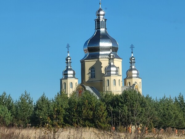 Diese Kirche hat einen zentralen großen Turm, umgeben von vier kleineren Türmen; die Dächer sind zwiebelförmig und schimmern silbrig-metallisch. Sie ist halb hinter niedrigen Kiefern versteckt, daher kann man vom Rumpfgebäude unter den Türmen wenig erkennen.